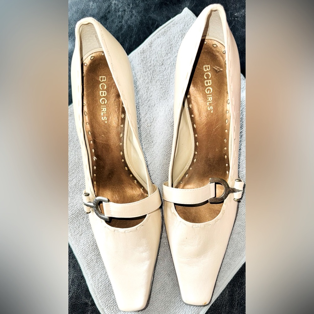 BCBGirls Cream Women's Shoes

Size 8-1/2